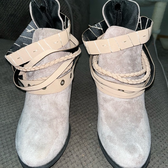 🧨NWOT size 7 booties - Picture 1 of 4